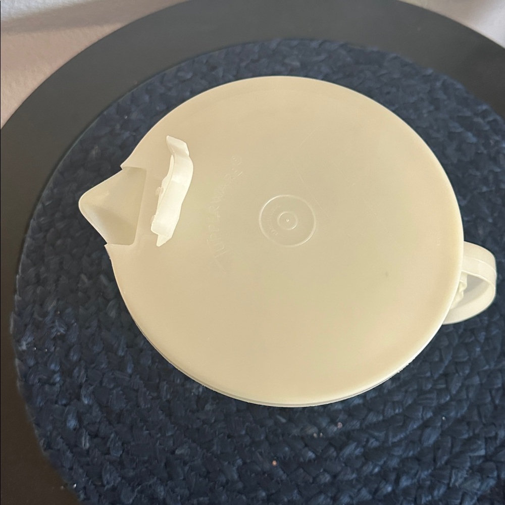 Vintage Tupperware Mix-N-Storage 8 Cup 2 Qt. Measuring Bowl With Lid  -Pre-Loved - Picture 3 of 5